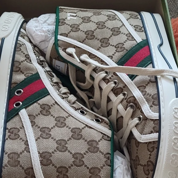 Shoes and sunglasses - Picture 9 of 9